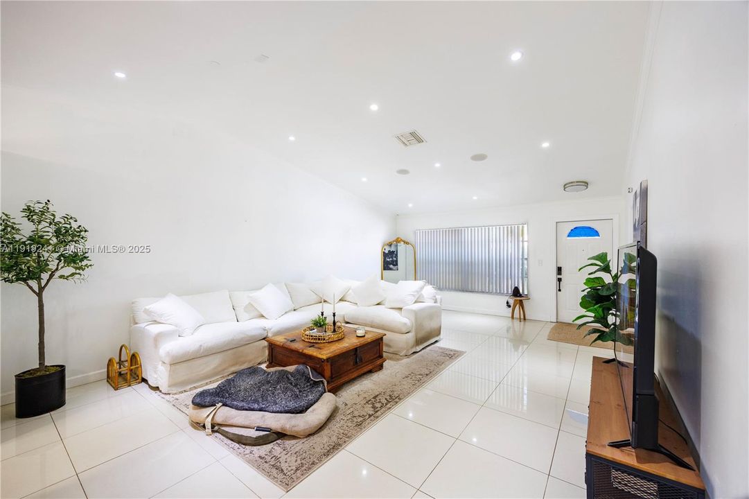 En Venta: $599,000 (3 camas, 2 baños, 1405 Pies cuadrados)