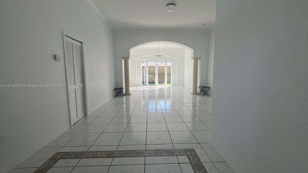 出租: $3,500 (4 贝兹, 2 浴室, 2416 平方英尺)