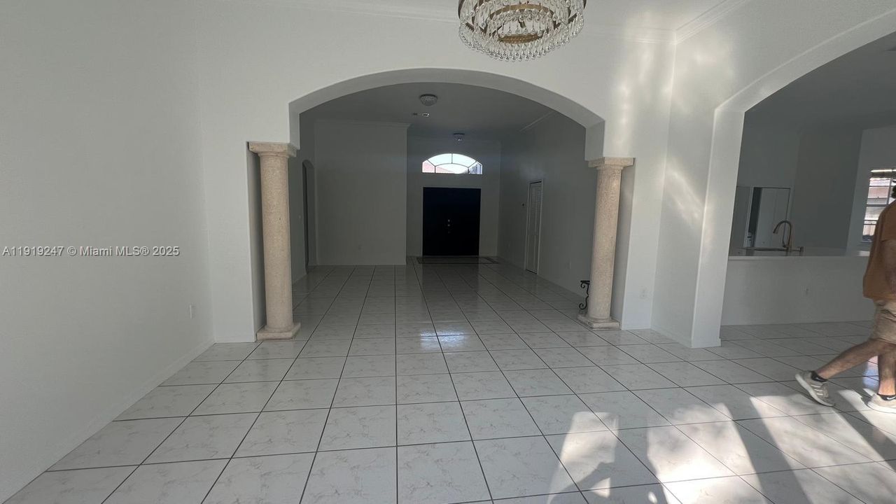 出租: $3,500 (4 贝兹, 2 浴室, 2416 平方英尺)