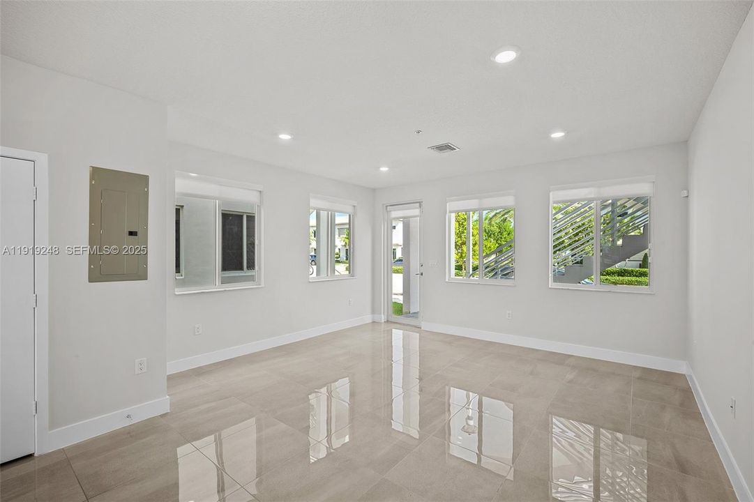 Active With Contract: $3,600 (3 beds, 2 baths, 1315 Square Feet)