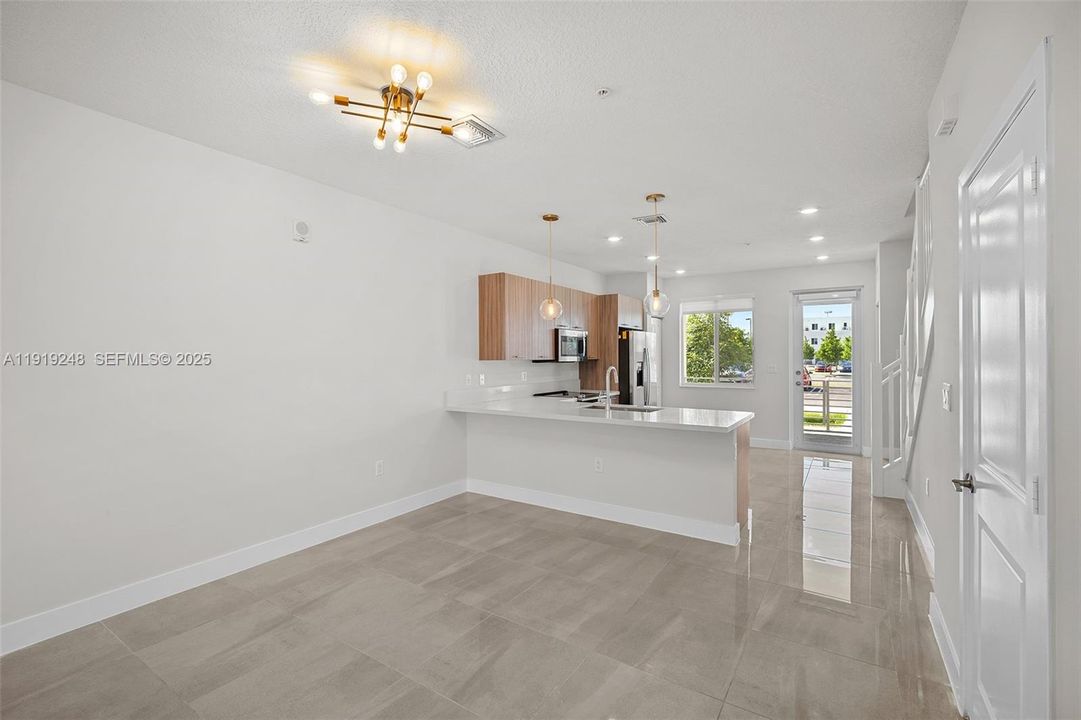 Active With Contract: $3,600 (3 beds, 2 baths, 1315 Square Feet)