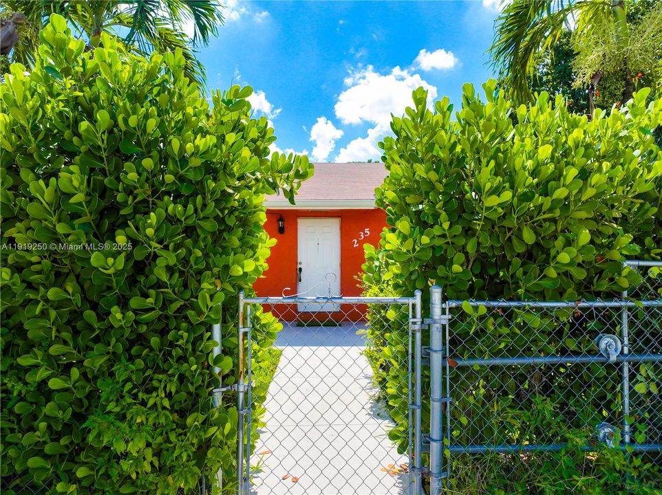 待售: $479,500 (4 贝兹, 2 浴室, 1400 平方英尺)