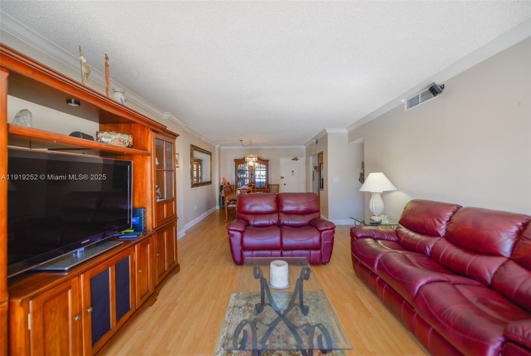 For Sale: $369,500 (2 beds, 2 baths, 1240 Square Feet)