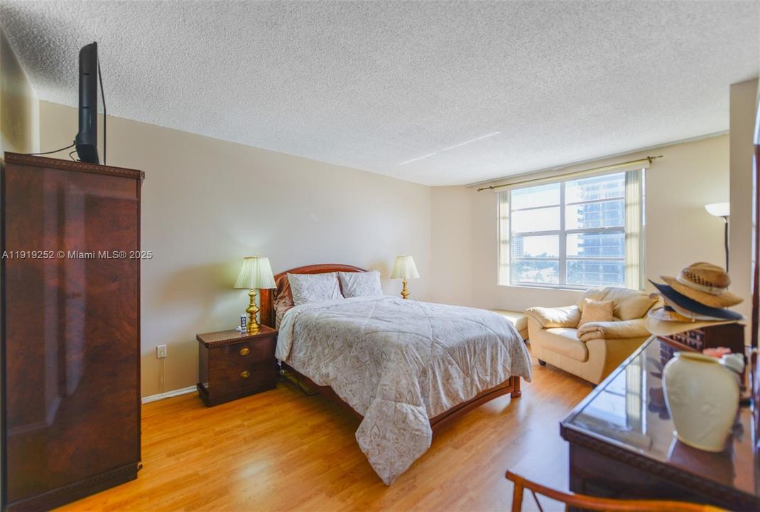 For Sale: $369,500 (2 beds, 2 baths, 1240 Square Feet)