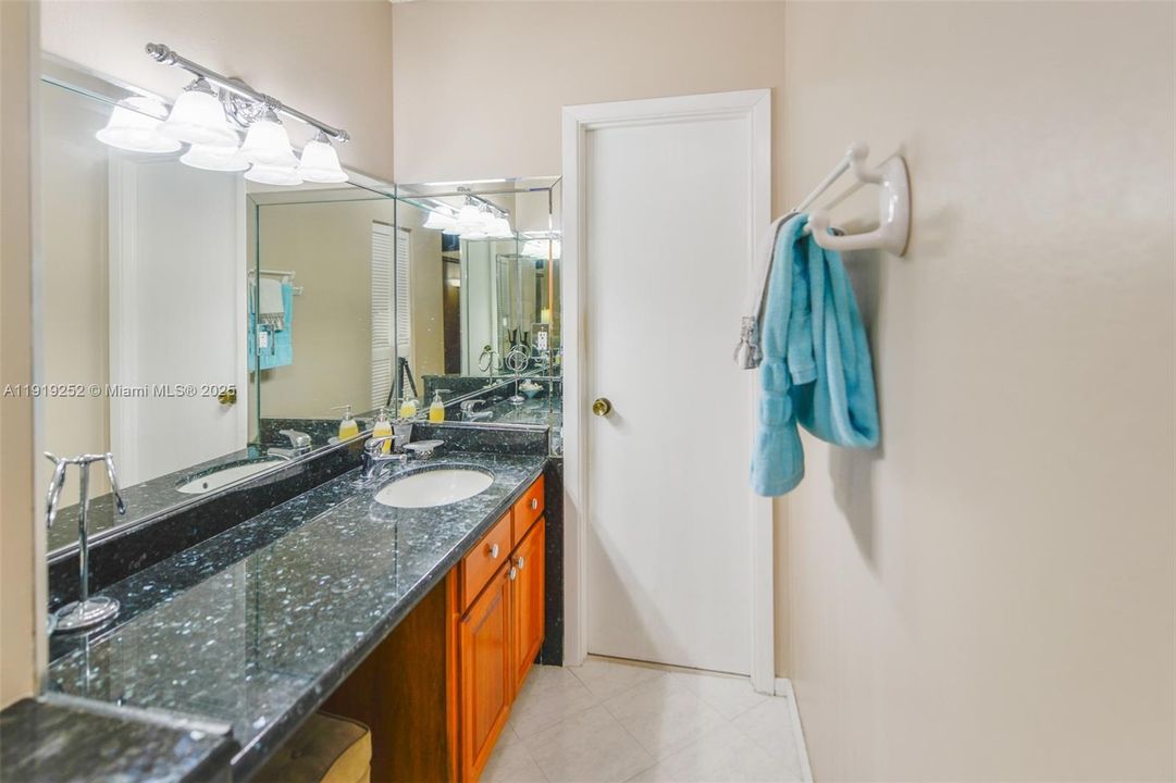 For Sale: $369,500 (2 beds, 2 baths, 1240 Square Feet)
