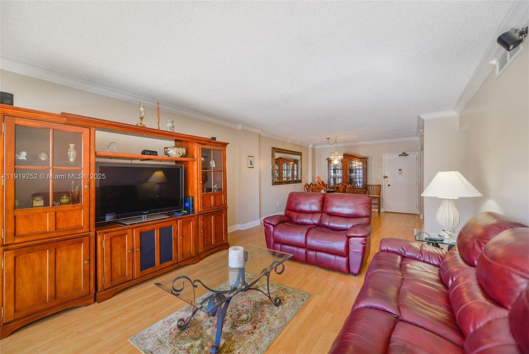 For Sale: $369,500 (2 beds, 2 baths, 1240 Square Feet)