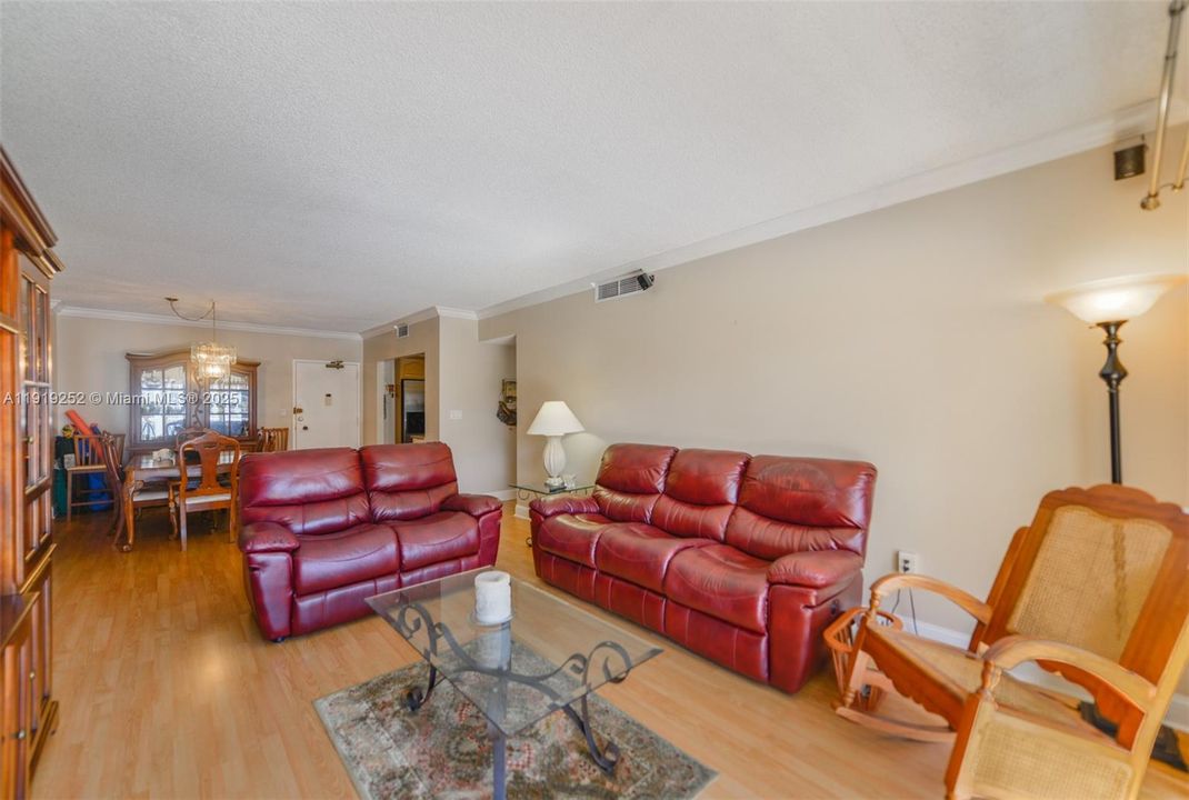 For Sale: $369,500 (2 beds, 2 baths, 1240 Square Feet)