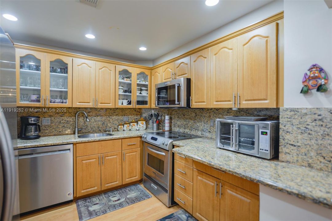 For Sale: $369,500 (2 beds, 2 baths, 1240 Square Feet)