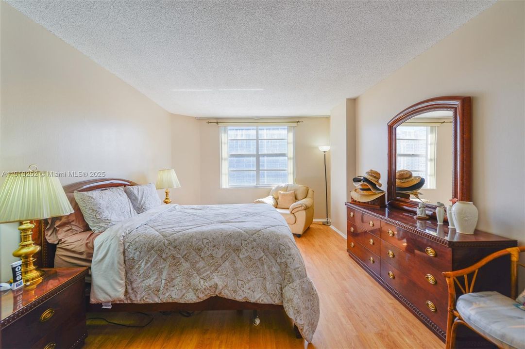 For Sale: $369,500 (2 beds, 2 baths, 1240 Square Feet)