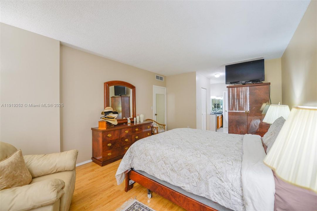 For Sale: $369,500 (2 beds, 2 baths, 1240 Square Feet)