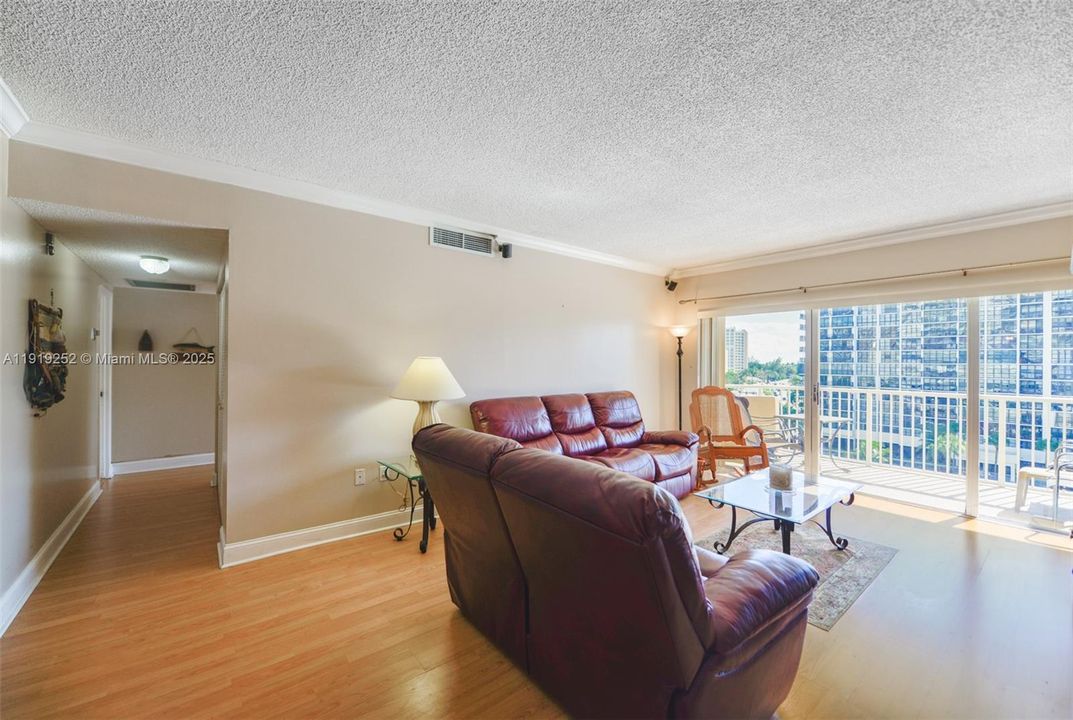 For Sale: $369,500 (2 beds, 2 baths, 1240 Square Feet)