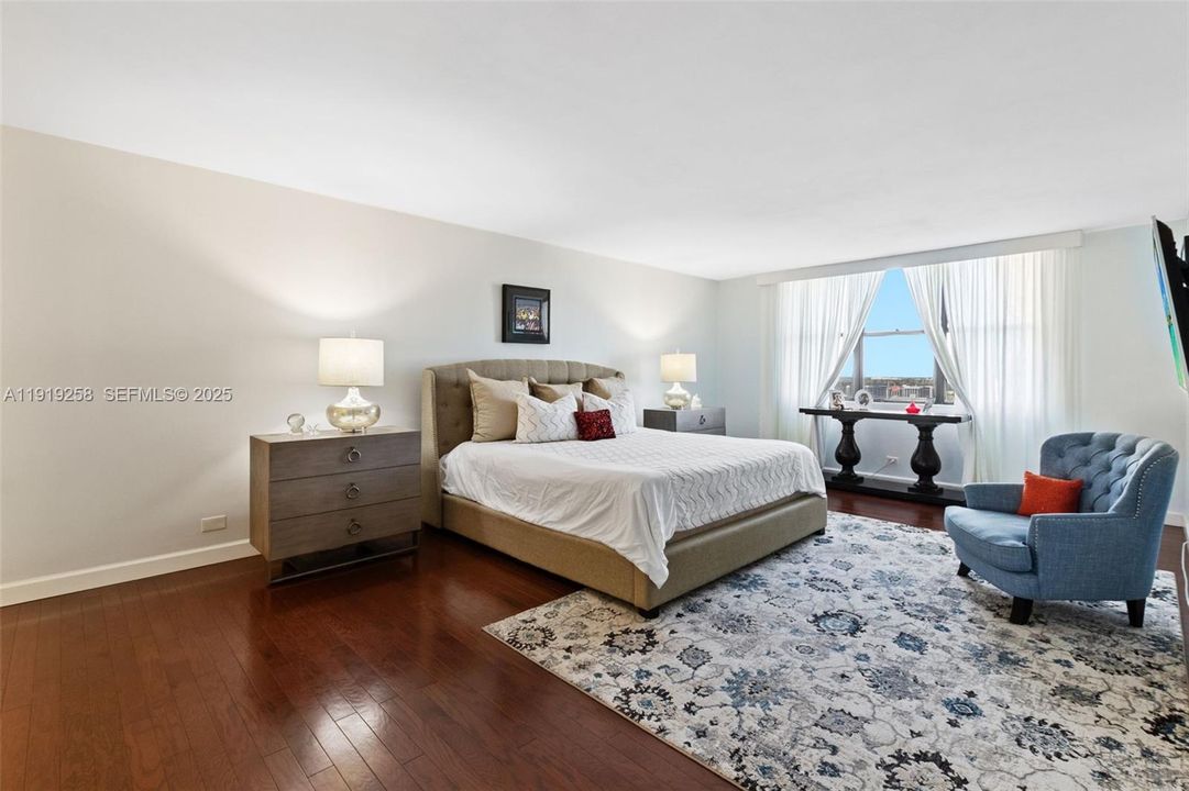 For Sale: $589,000 (2 beds, 2 baths, 2320 Square Feet)