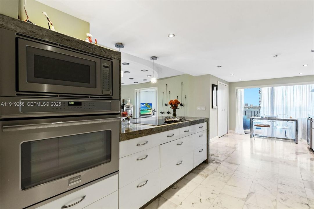 For Sale: $589,000 (2 beds, 2 baths, 2320 Square Feet)