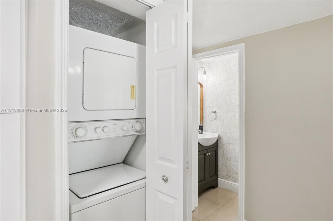 En Venta: $370,000 (2 camas, 2 baños, 952 Pies cuadrados)