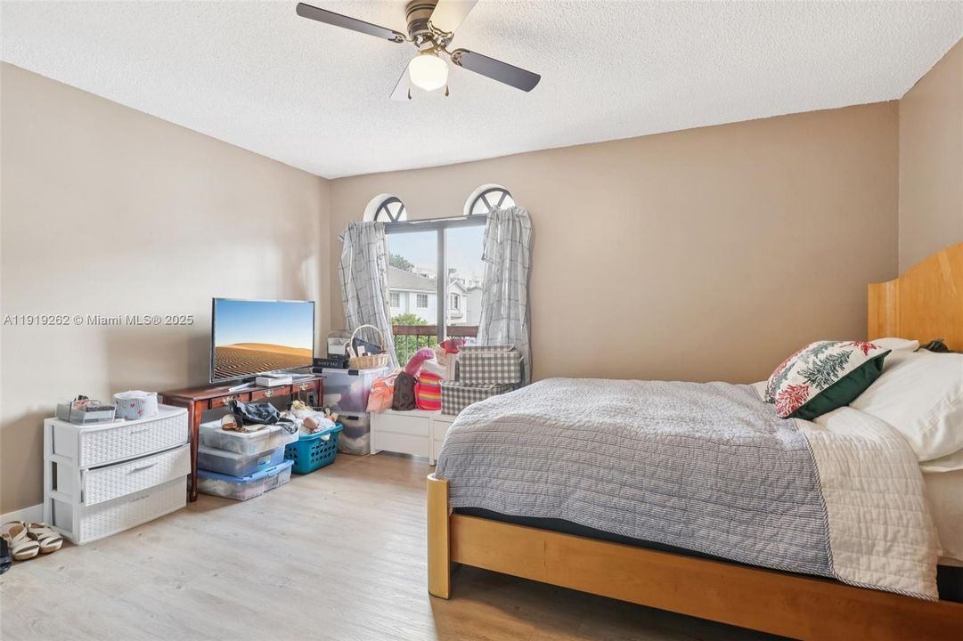 En Venta: $370,000 (2 camas, 2 baños, 952 Pies cuadrados)