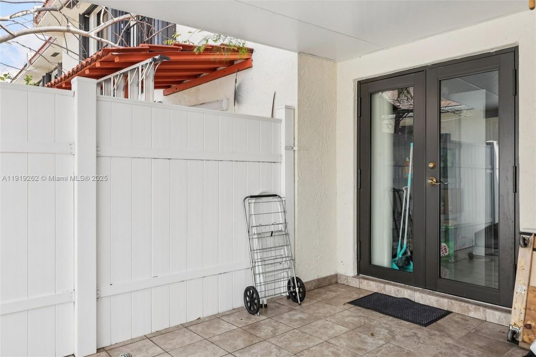 En Venta: $370,000 (2 camas, 2 baños, 952 Pies cuadrados)