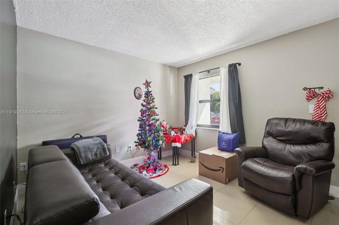 En Venta: $370,000 (2 camas, 2 baños, 952 Pies cuadrados)