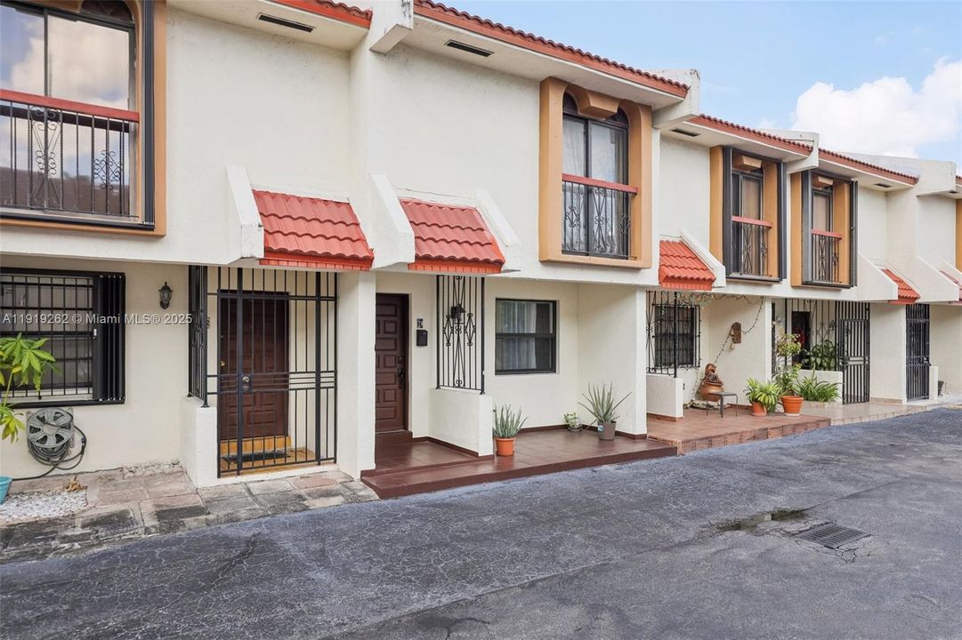 En Venta: $370,000 (2 camas, 2 baños, 952 Pies cuadrados)