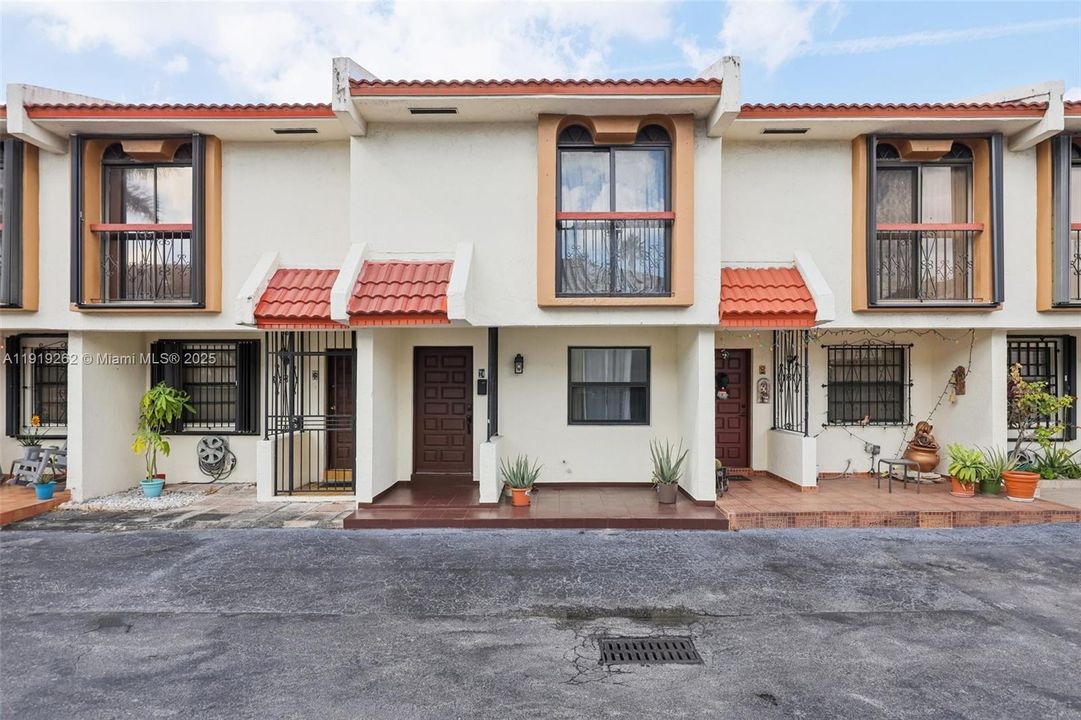 En Venta: $370,000 (2 camas, 2 baños, 952 Pies cuadrados)