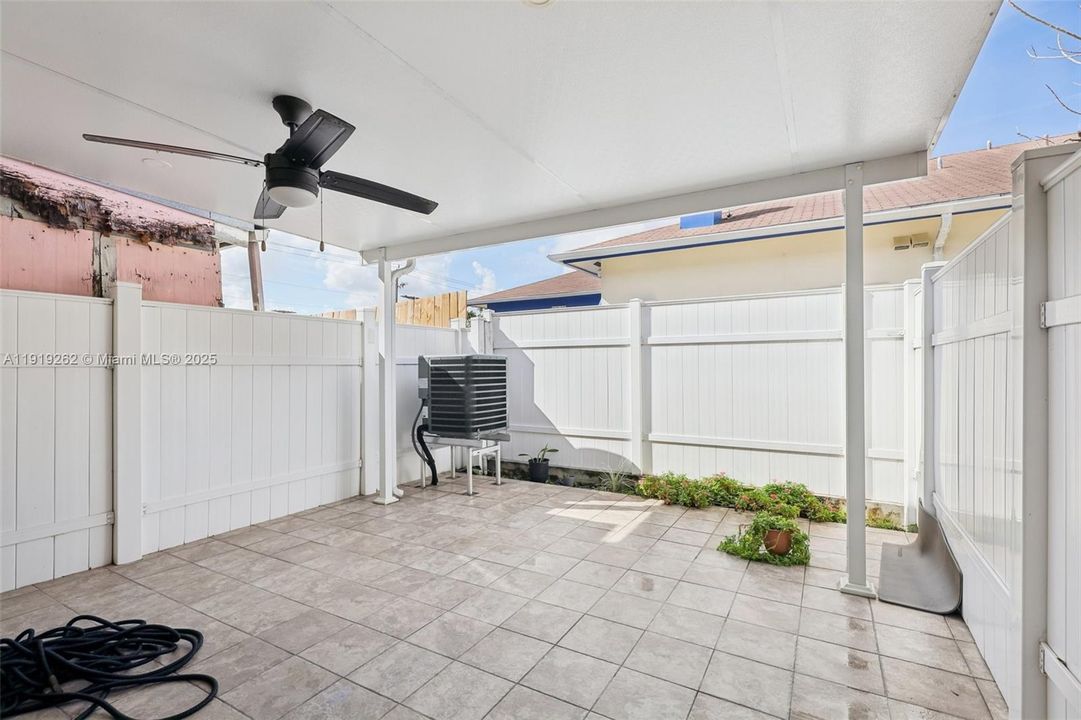 En Venta: $370,000 (2 camas, 2 baños, 952 Pies cuadrados)