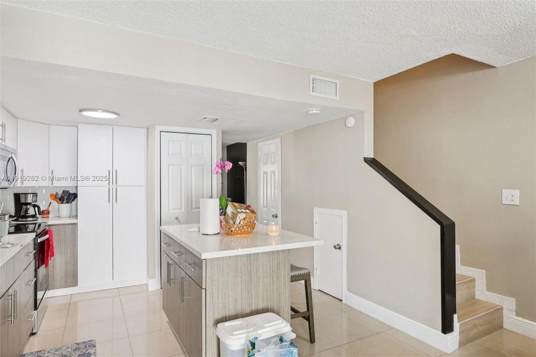 En Venta: $370,000 (2 camas, 2 baños, 952 Pies cuadrados)