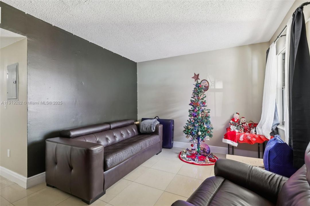 En Venta: $370,000 (2 camas, 2 baños, 952 Pies cuadrados)