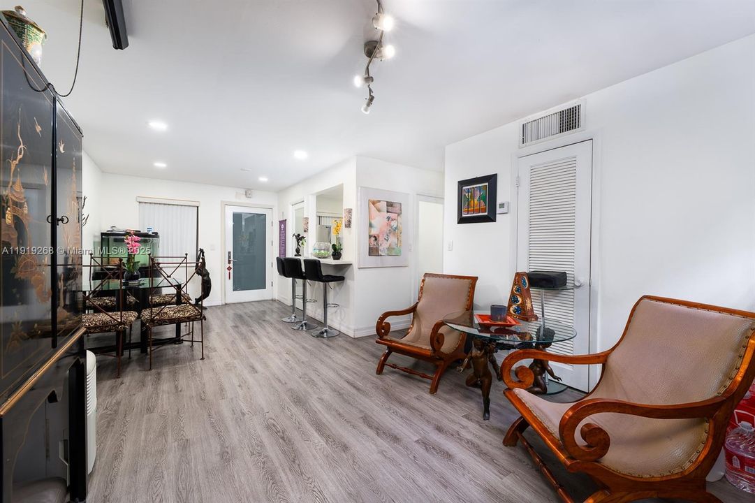 For Sale: $355,000 (1 beds, 1 baths, 767 Square Feet)