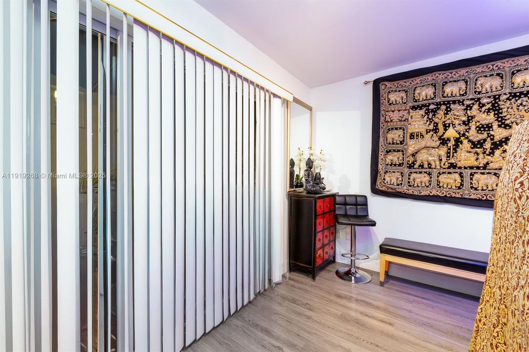 For Sale: $355,000 (1 beds, 1 baths, 767 Square Feet)