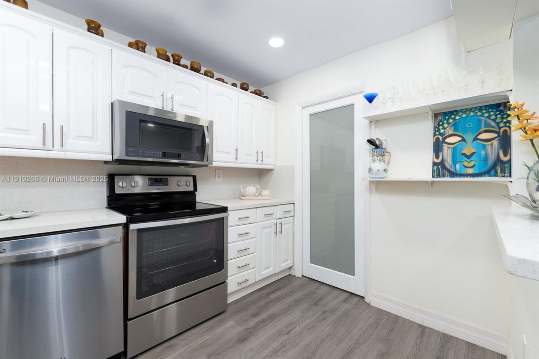 For Sale: $355,000 (1 beds, 1 baths, 767 Square Feet)