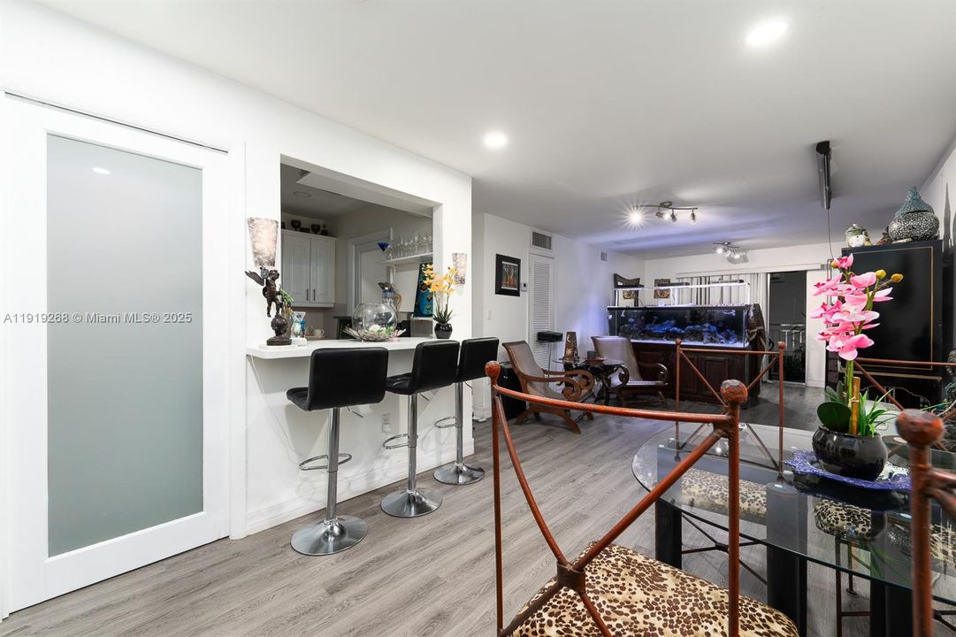 For Sale: $355,000 (1 beds, 1 baths, 767 Square Feet)
