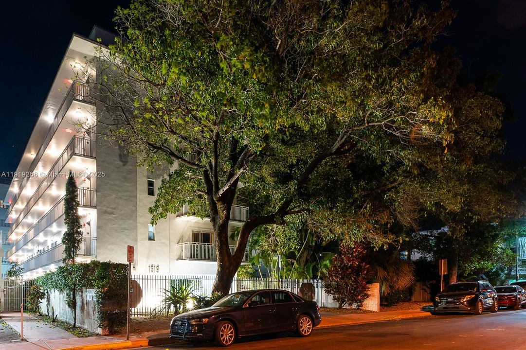 For Sale: $355,000 (1 beds, 1 baths, 767 Square Feet)