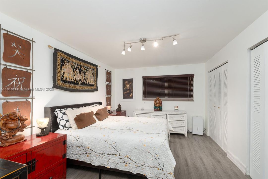 For Sale: $355,000 (1 beds, 1 baths, 767 Square Feet)