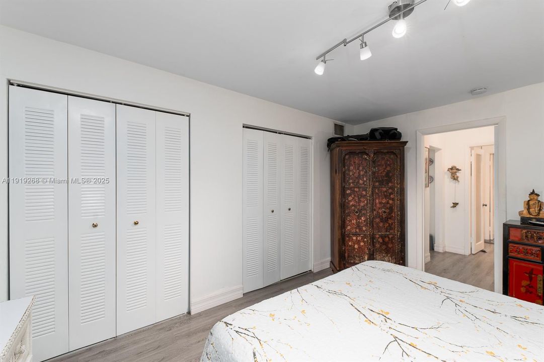 For Sale: $355,000 (1 beds, 1 baths, 767 Square Feet)