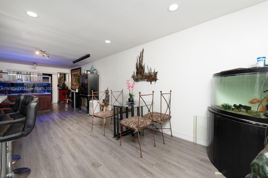For Sale: $355,000 (1 beds, 1 baths, 767 Square Feet)