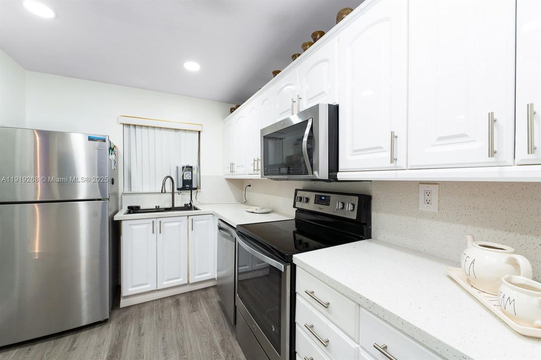 For Sale: $355,000 (1 beds, 1 baths, 767 Square Feet)