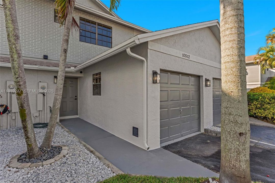 For Sale: $425,000 (2 beds, 2 baths, 1223 Square Feet)