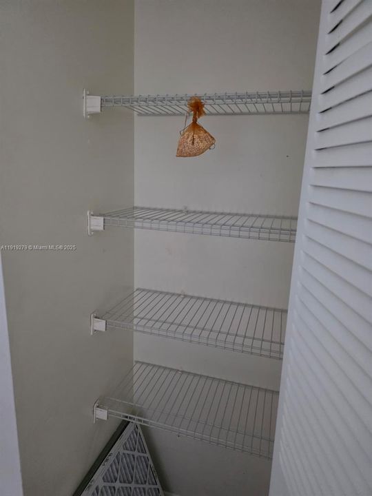 待售: $280,000 (2 贝兹, 1 浴室, 1208 平方英尺)