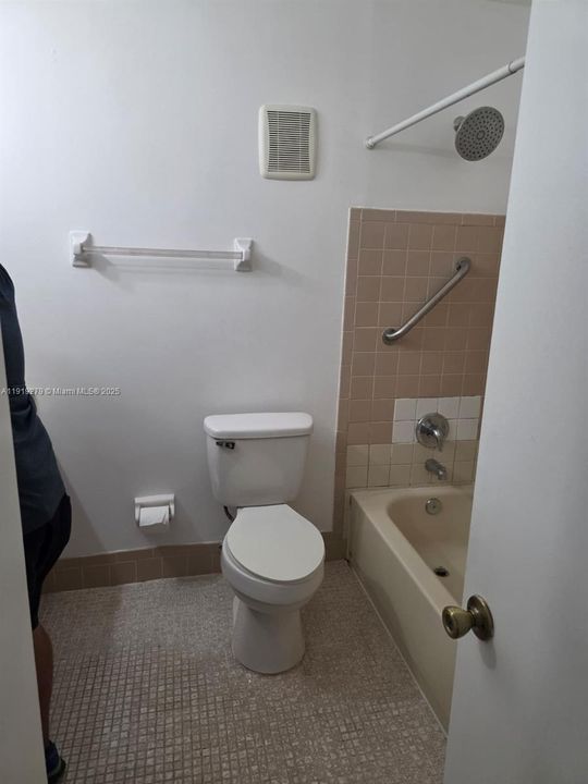 待售: $280,000 (2 贝兹, 1 浴室, 1208 平方英尺)