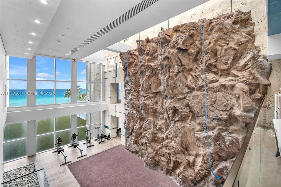 For Rent: $6,000 (1 beds, 1 baths, 960 Square Feet)