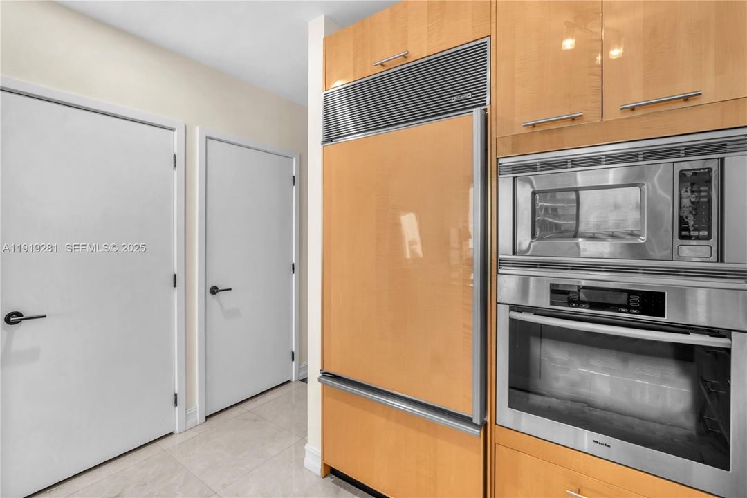 For Rent: $6,000 (1 beds, 1 baths, 960 Square Feet)