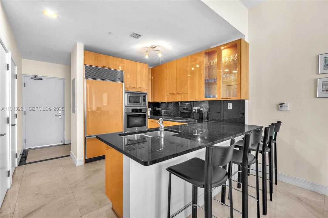 For Rent: $6,000 (1 beds, 1 baths, 960 Square Feet)