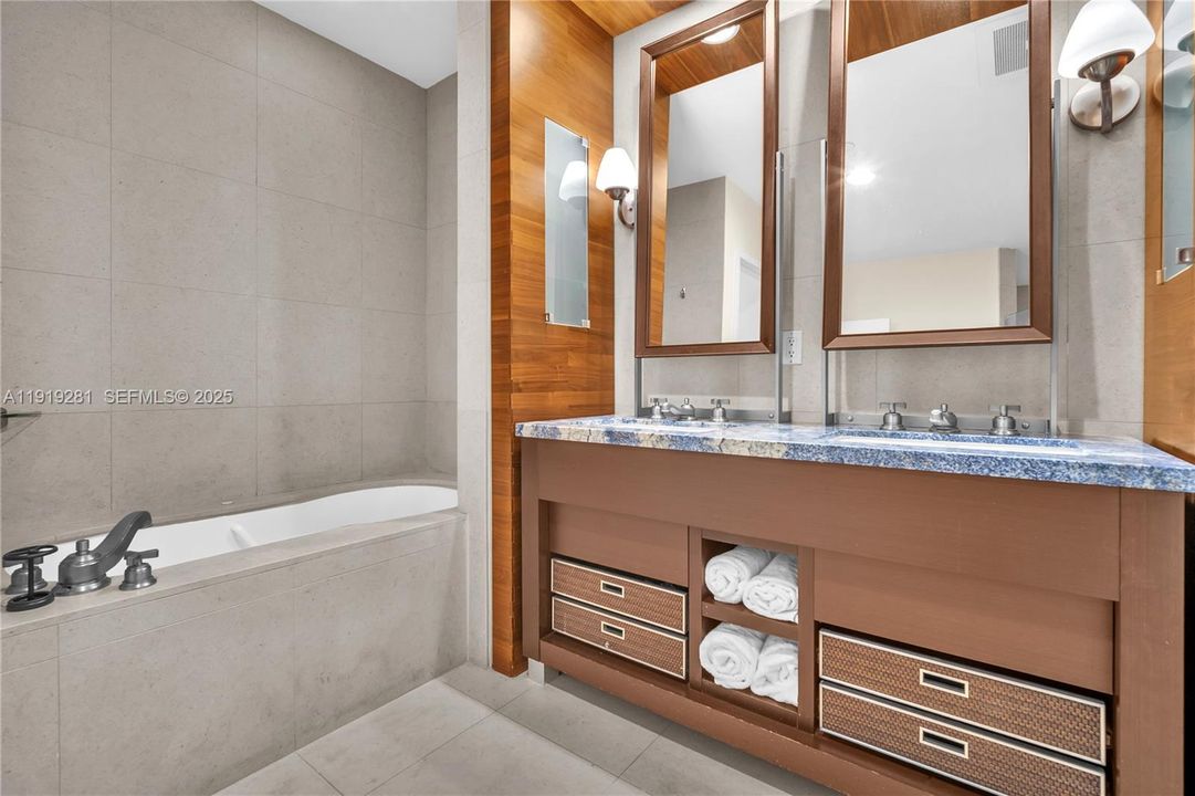 For Rent: $6,000 (1 beds, 1 baths, 960 Square Feet)