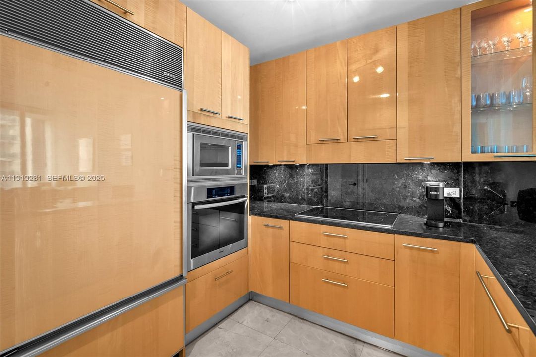 For Rent: $6,000 (1 beds, 1 baths, 960 Square Feet)