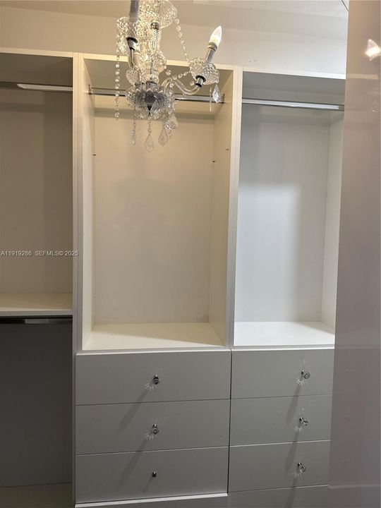 Activo con contrato: $4,199 (3 camas, 2 baños, 1903 Pies cuadrados)