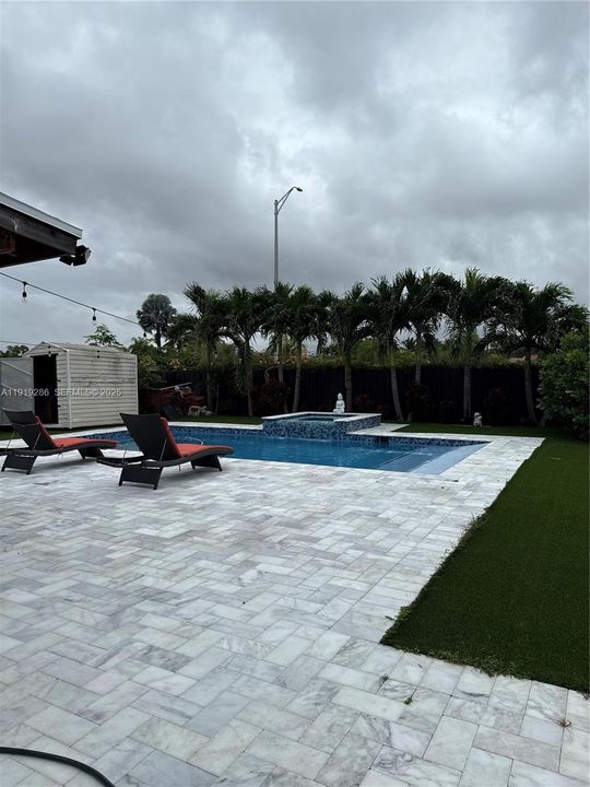 Activo con contrato: $4,199 (3 camas, 2 baños, 1903 Pies cuadrados)