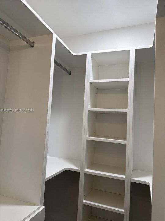 Activo con contrato: $4,199 (3 camas, 2 baños, 1903 Pies cuadrados)