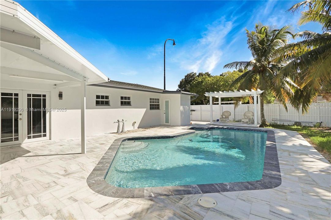 出租: $4,300 (3 贝兹, 2 浴室, 1296 平方英尺)