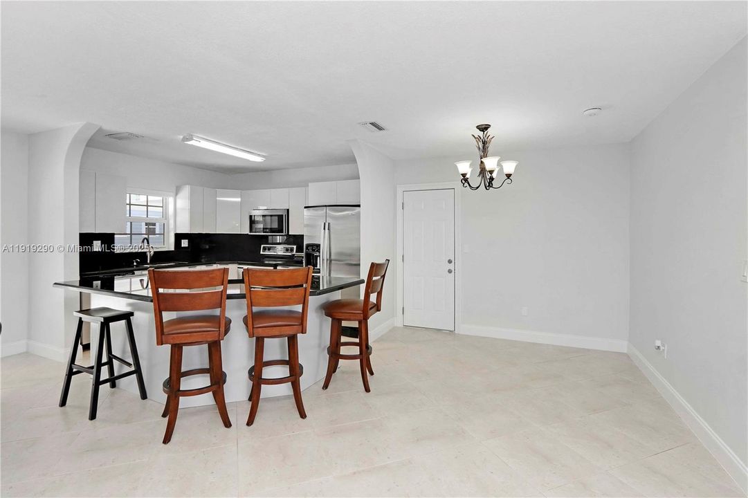 出租: $4,300 (3 贝兹, 2 浴室, 1296 平方英尺)