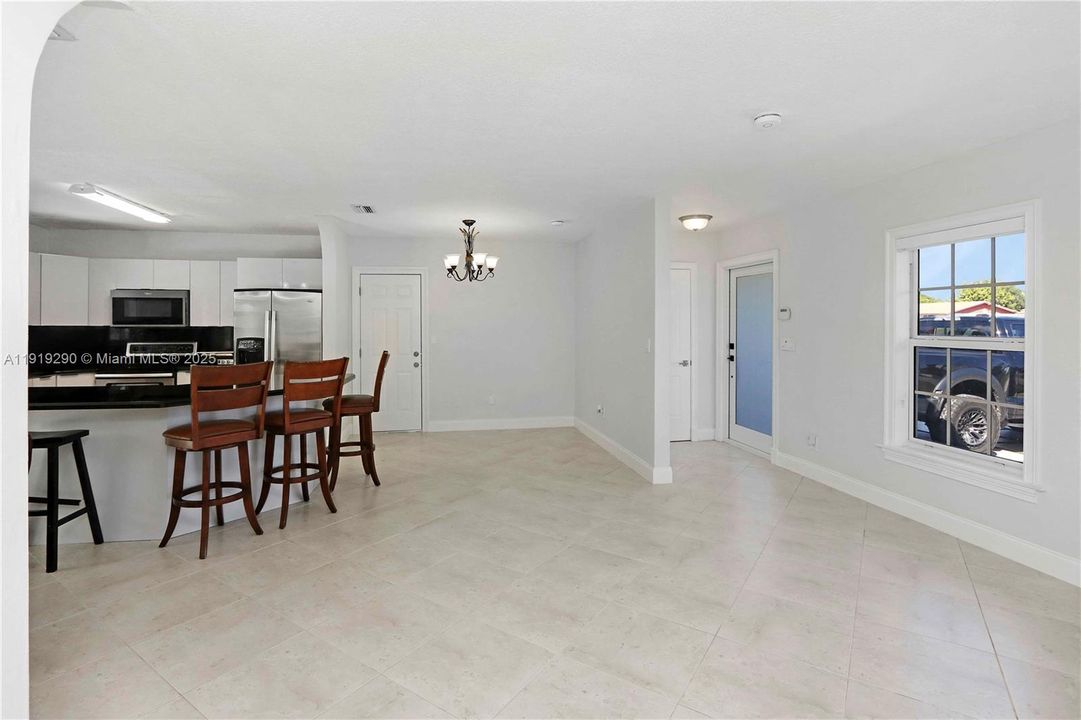 出租: $4,300 (3 贝兹, 2 浴室, 1296 平方英尺)