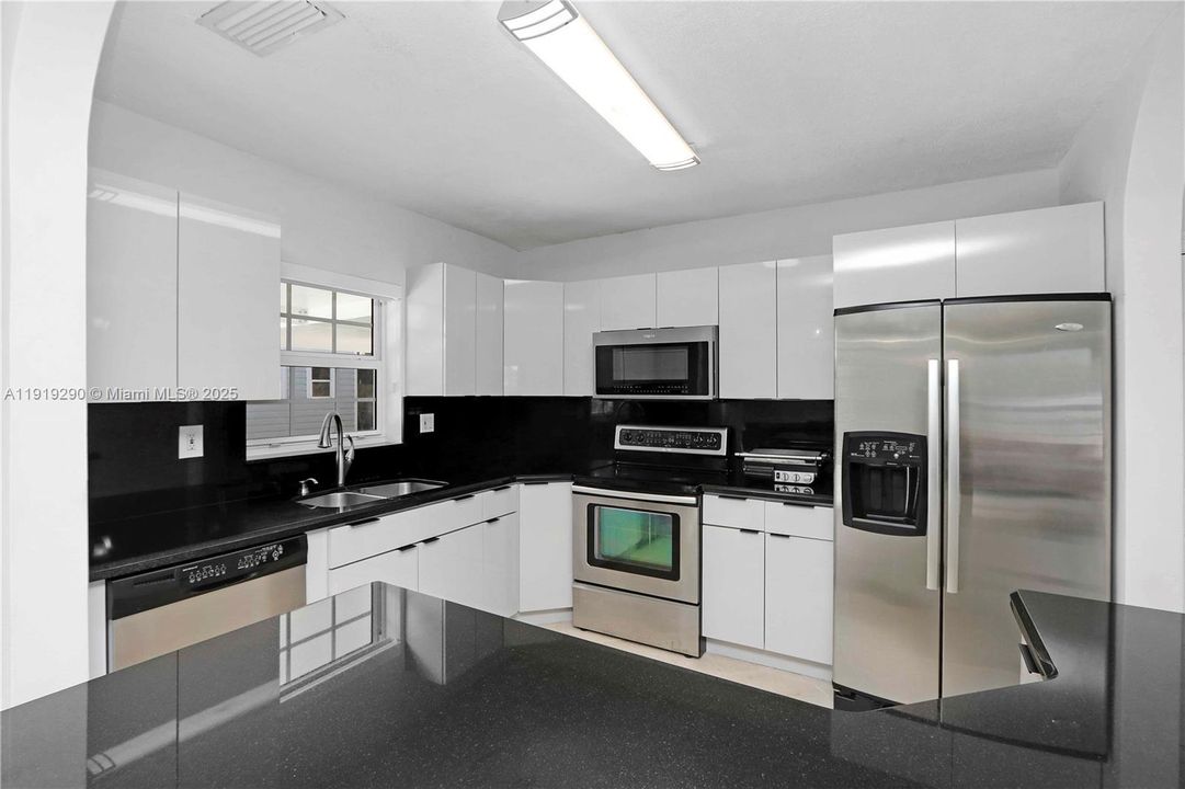 出租: $4,300 (3 贝兹, 2 浴室, 1296 平方英尺)